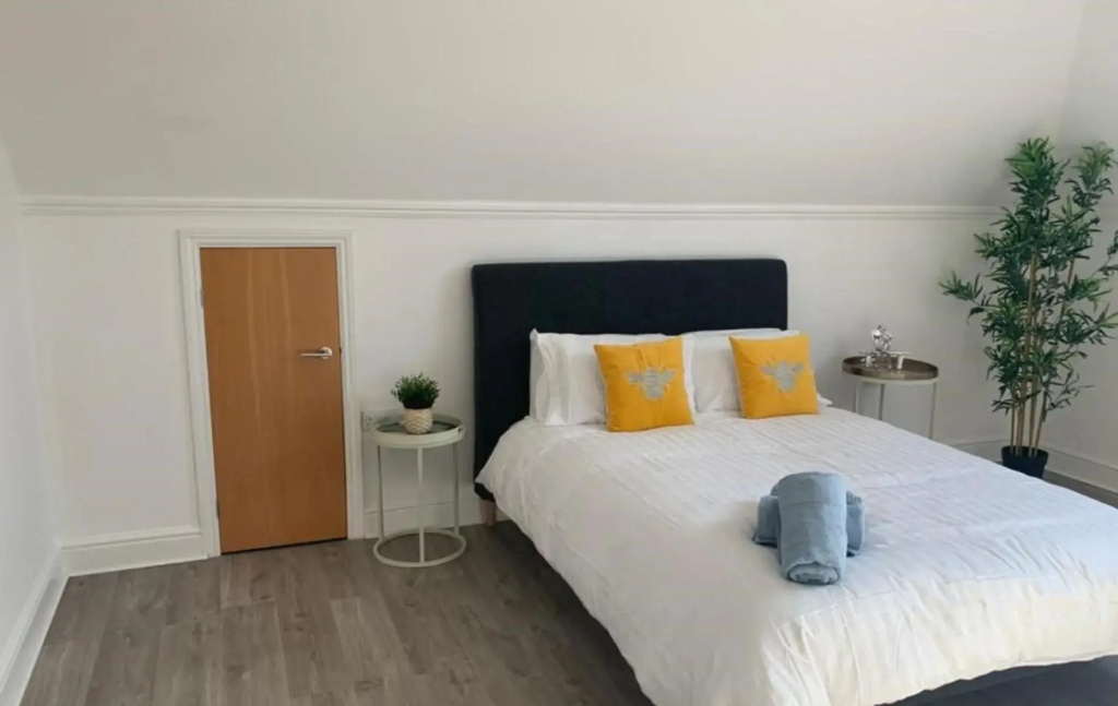 Addlestone - Large Stunning 2 bed room Apartment