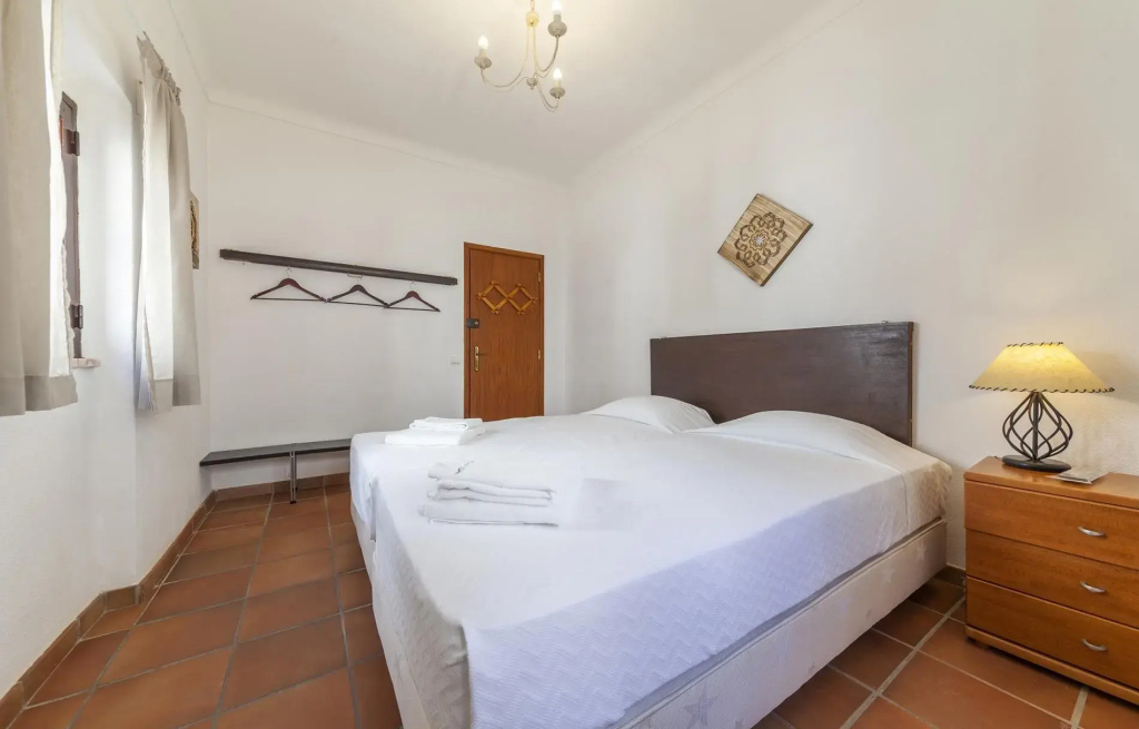 J - Bedroom 1 in Casa do Farol
