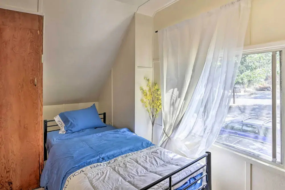 Cozy Crestline Cabin, Close to Lakes, Parks!