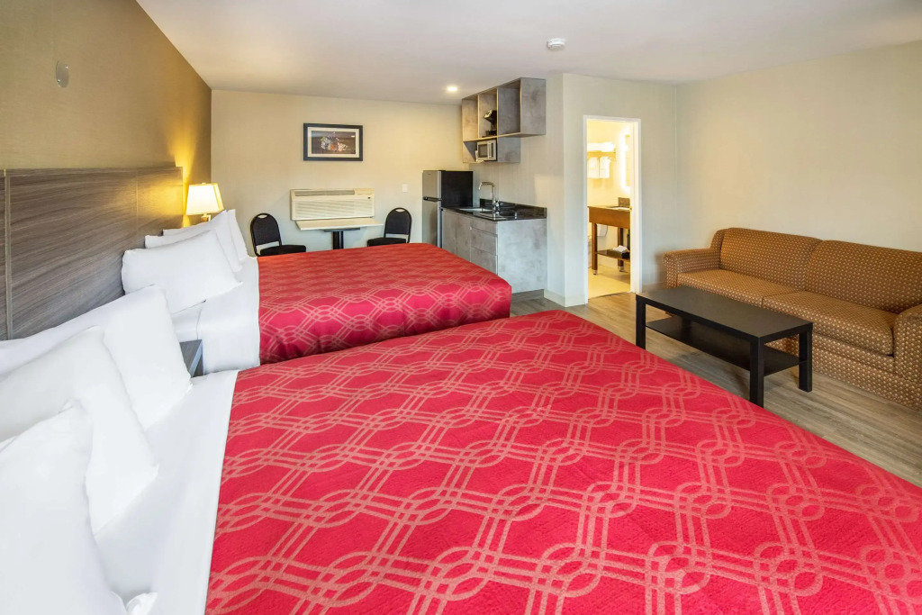 Econo Lodge Inn & Suites