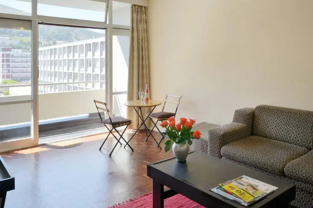 Sunny 2 Bedroom Apartment by The Company's Gardens