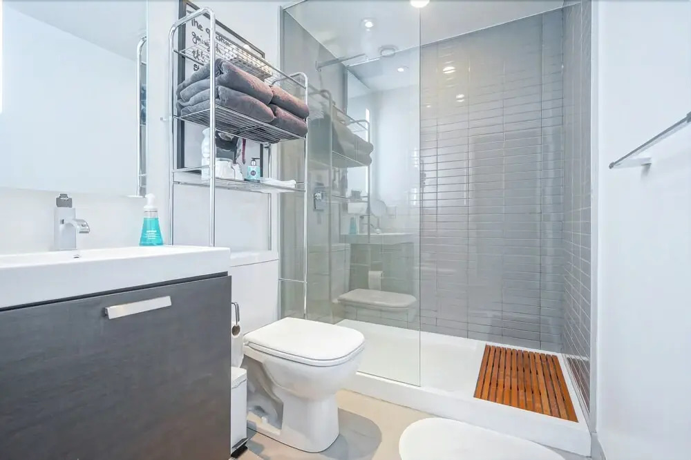 Spectular 1BR Condo in Hot King West