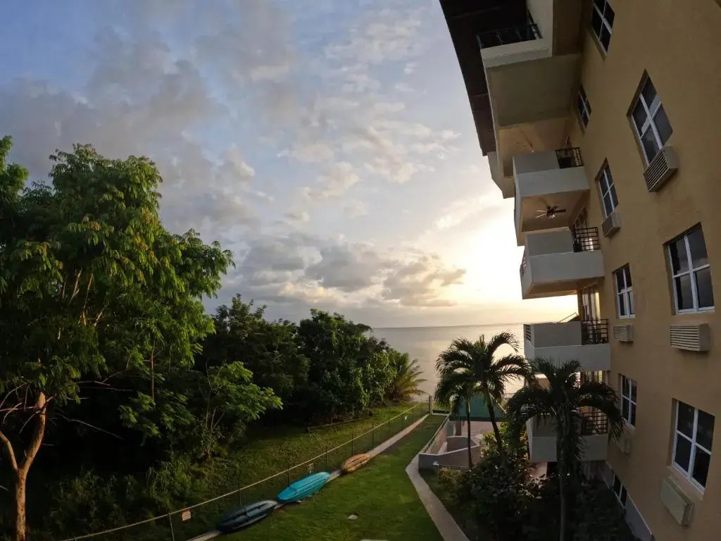 In Joyuda Beach, Apartment with Pool & Basketball Court