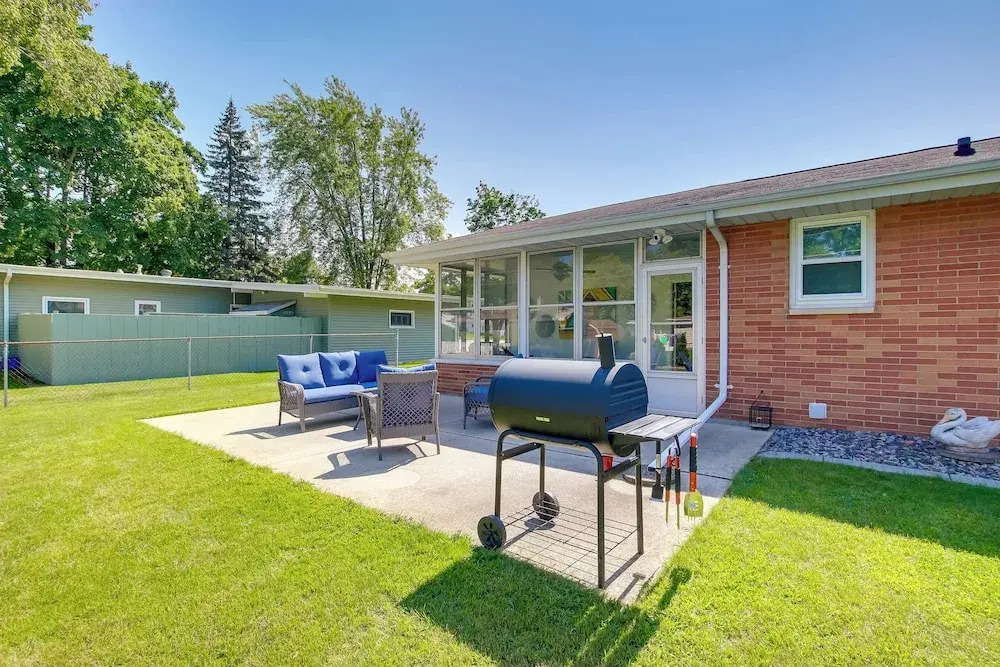 Walk to Lambeau Field: Green Bay Retreat