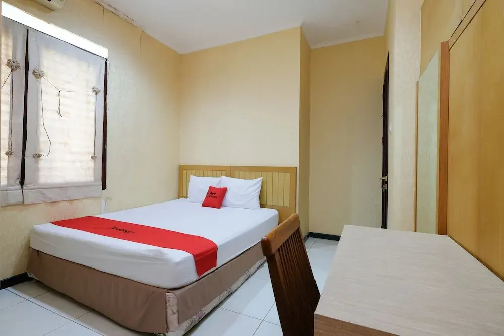 RedDoorz Plus near Simpang Lima