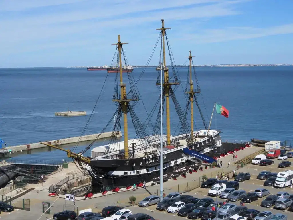 TEJO HOUSE RIVER Lisbon (Cacilhas)