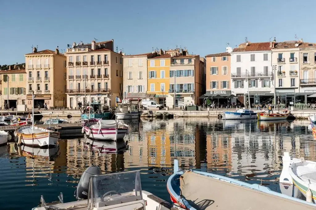Studio Love room Spa Baignoire double La Ciotat Centre port