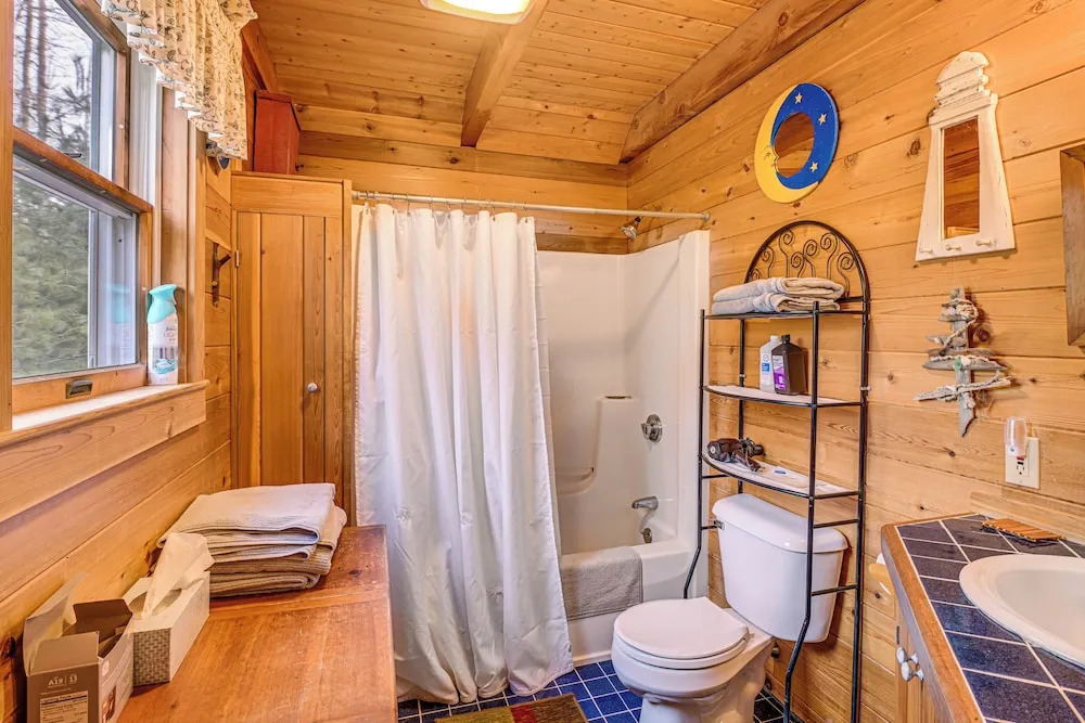 Lamoine Cabin w/ Deck ~ 16 Mi to Acadia Natl Park