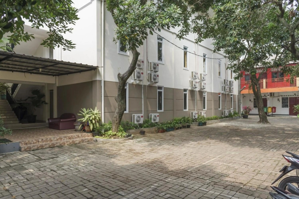 RedDoorz Plus near UPN Veteran Jakarta
