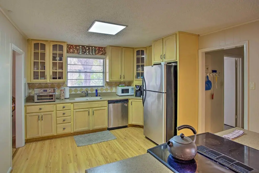 8 Mi to Lake Ray Hubbard: Creekside Garland Home