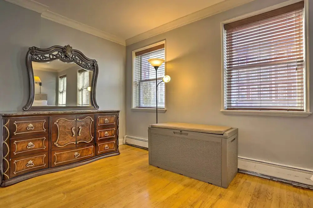 Couples Hub Near Metlife, Walk to Public Transit!