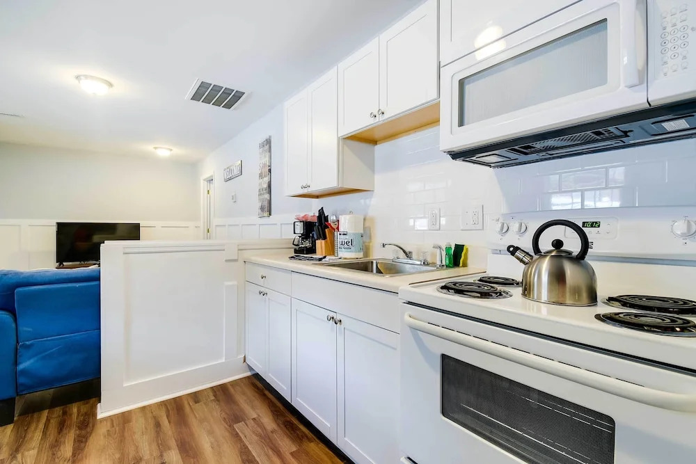 2 Mi to Barefoot Landing! 'bailey's Beach Cottage'