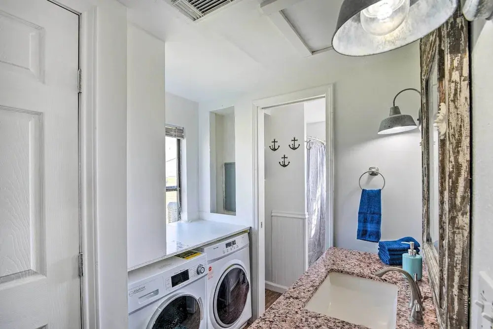 'the Spicy Crab' Freeport Home w/ Beach-view Deck!