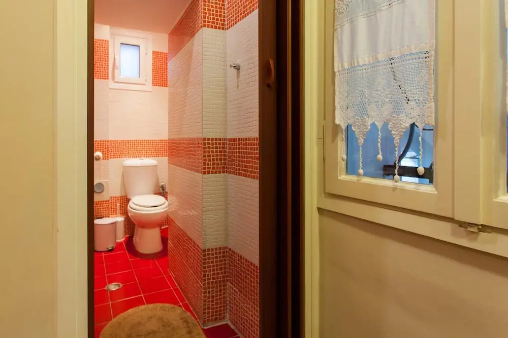 Psyri Neoclassical House w Yard - Free Parking