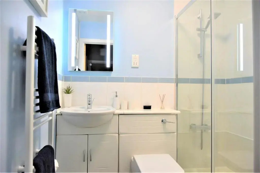 Bard's Nest, central flat, FREE allocated parking, 3 mins walk to Birthplace