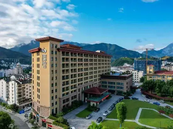 Zhaojun Mountain Villa (Xingshan High-speed Railway Station)