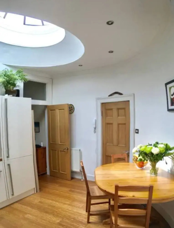 1 Bedroom New Town Flat Near City Centre Sleeps 2