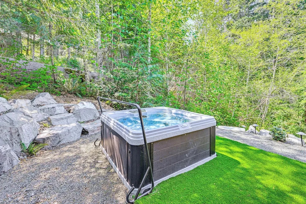 'grizzly Tower' Packwood Cabin w/ Hot Tub!