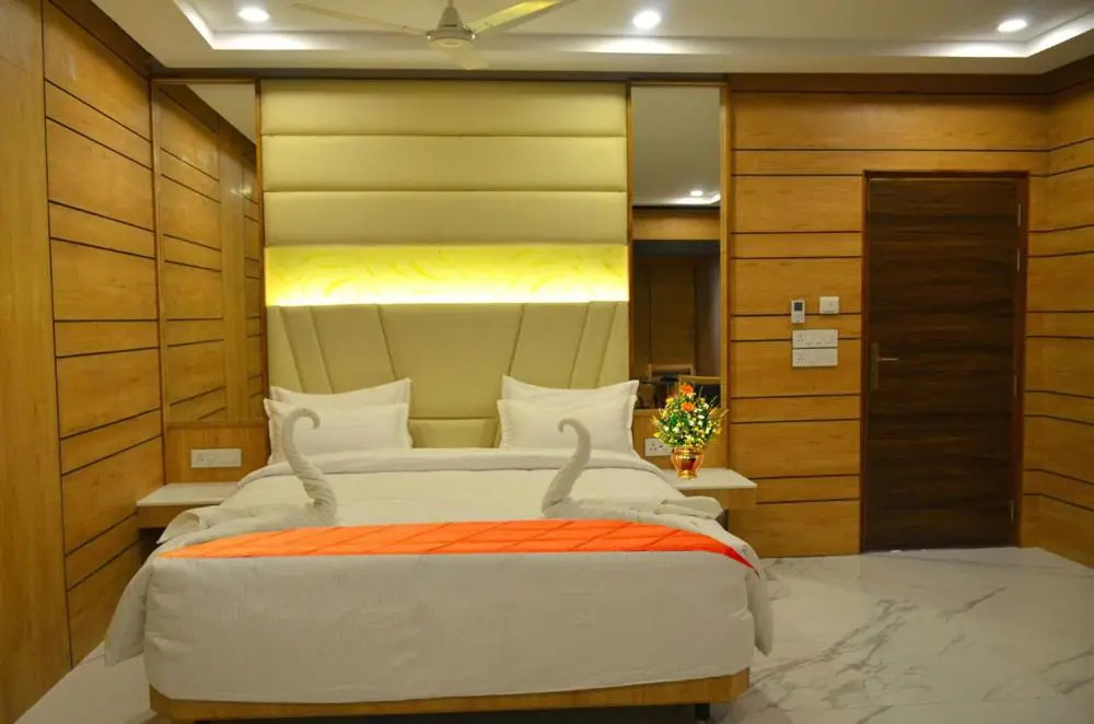 Dwarka Palace Luxury Rooms, Madurai - Trichy Bye Pass, Madurai