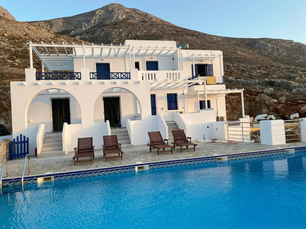 SeaRock Rooms and Suites