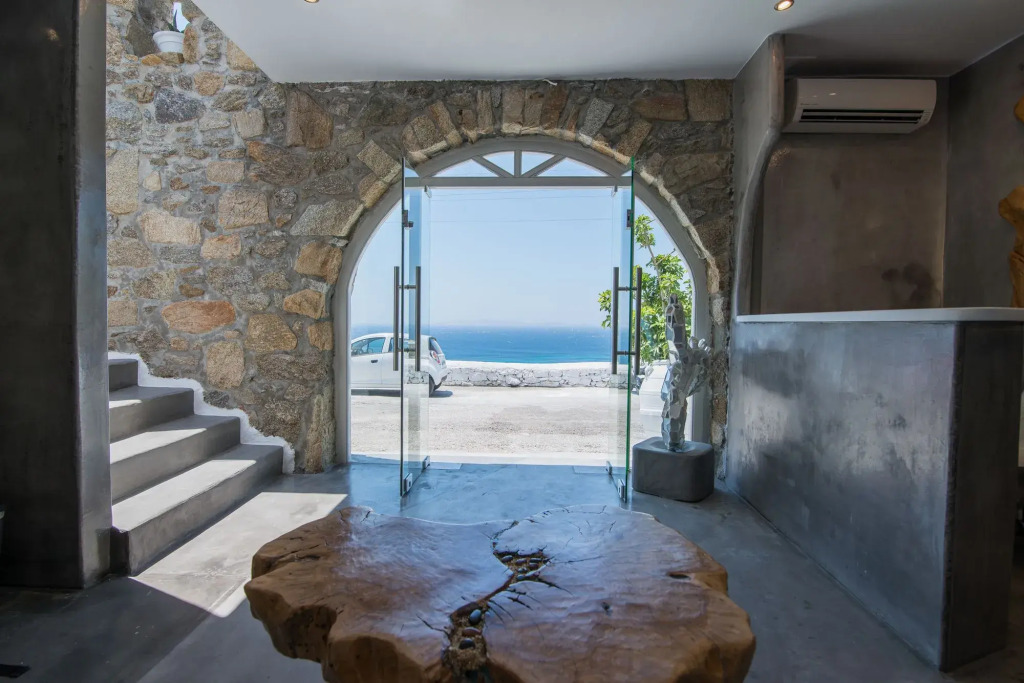 Flaskos Luxury Suites