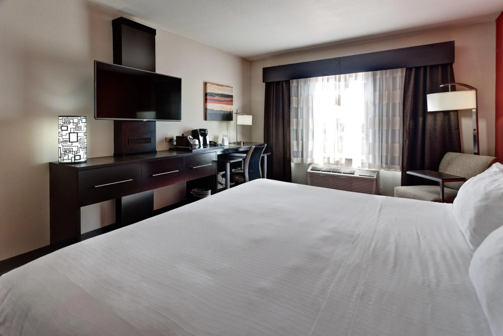 Holiday Inn Express Northwest Maize by IHG