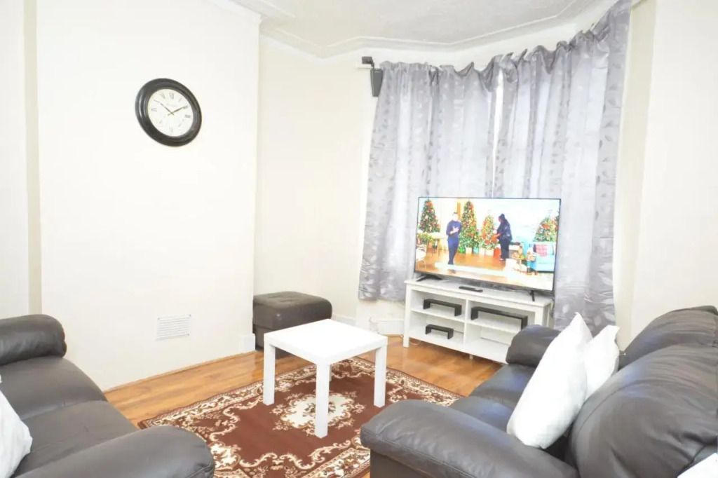 Cheerful 4 bedroom House in greater London