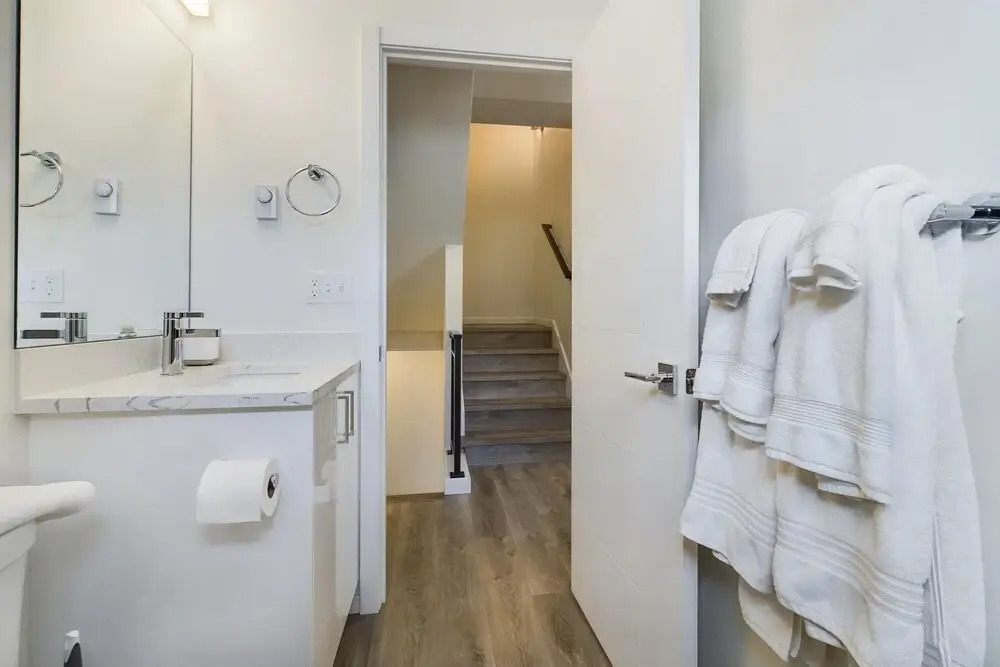 Charming 3br Haven In West Seattle 3 Bedroom Townhouse by Redawning
