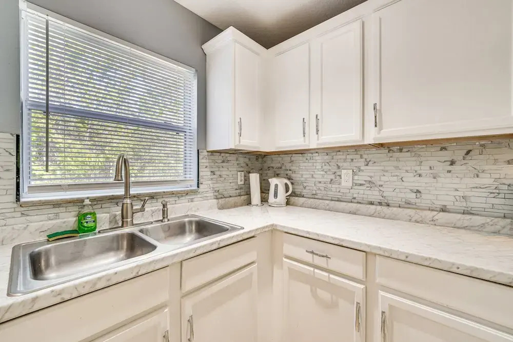 8 Mi to Disney: Family Home w/ Screened Lanai!