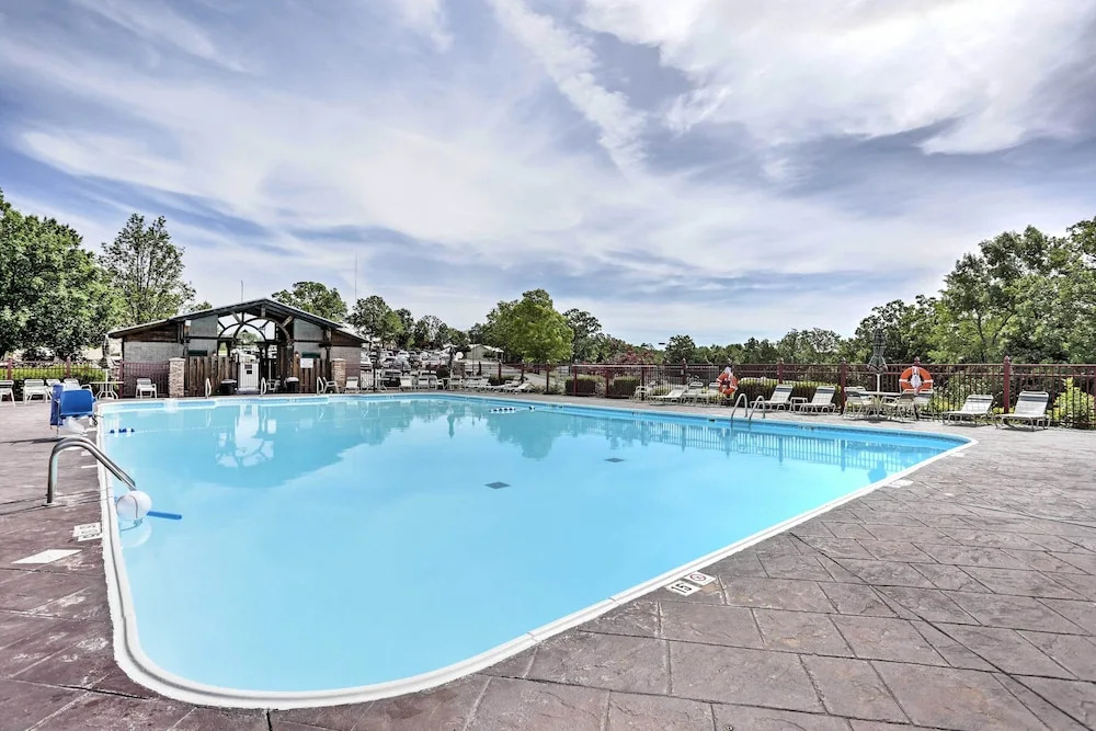 Holiday Hills Resort Condo: 3 Mi to Branson Strip!