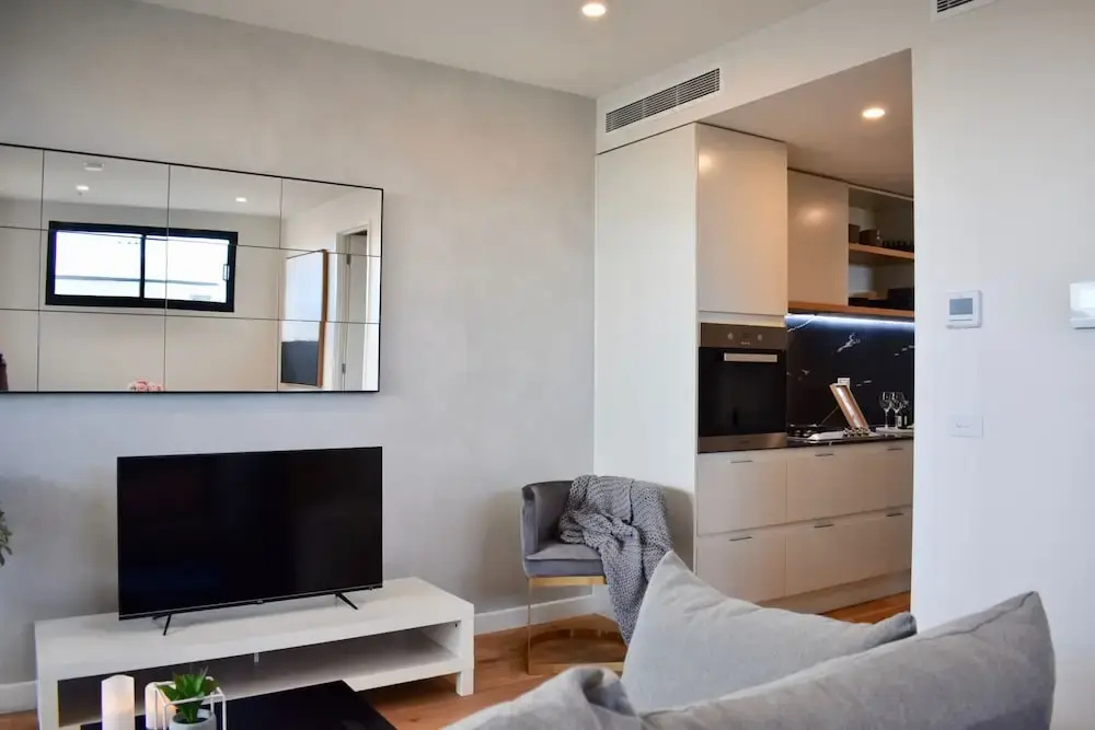 Modern and Elegant Apartment Near The Beach