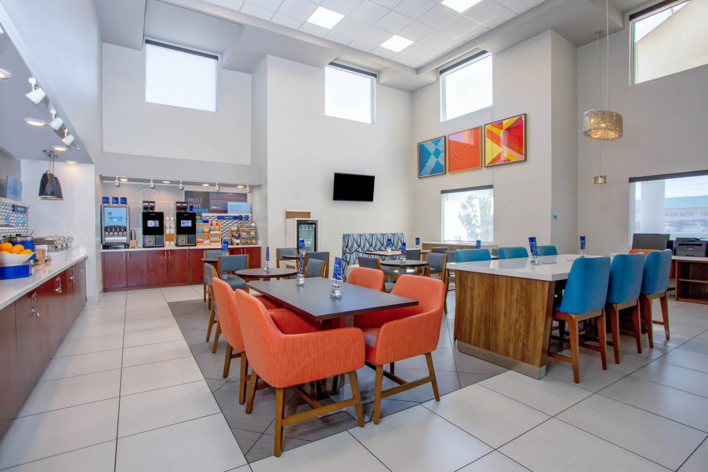 Holiday Inn Express & Suites Lantana by IHG