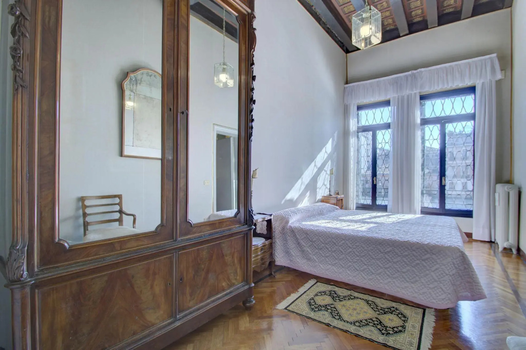 PANORAMIC 9 WINDOWS OVER GRANDCANAL, 3 bed, 2 bath