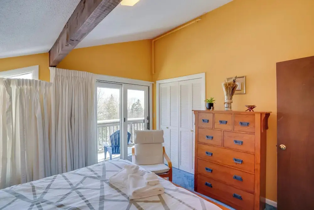 Bromley Mountain Escape w/ 2 Balconies: Hike & Ski