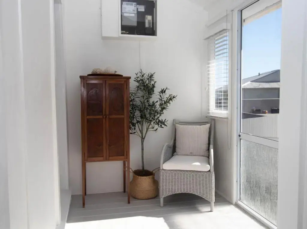 Blue Water Cottage - with beachfront coastal views