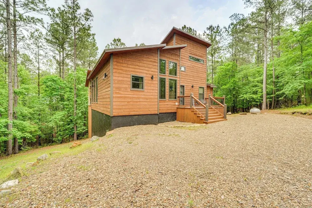 Modern, Luxe Cabin in Broken Bow w/ Hot Tub!