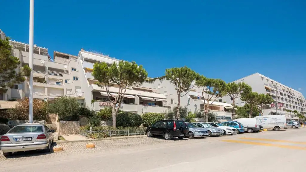 Seaside Apartment Gold 1row