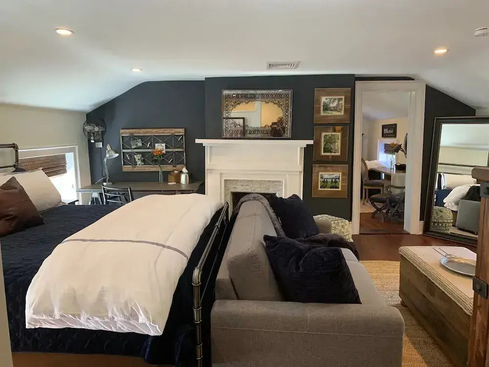 Historic Boyd Harvey House and Grounds 2 Bedroom Home by RedAwning