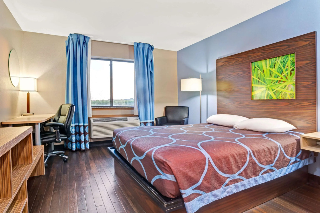 Super 8 by Wyndham Louisville Airport