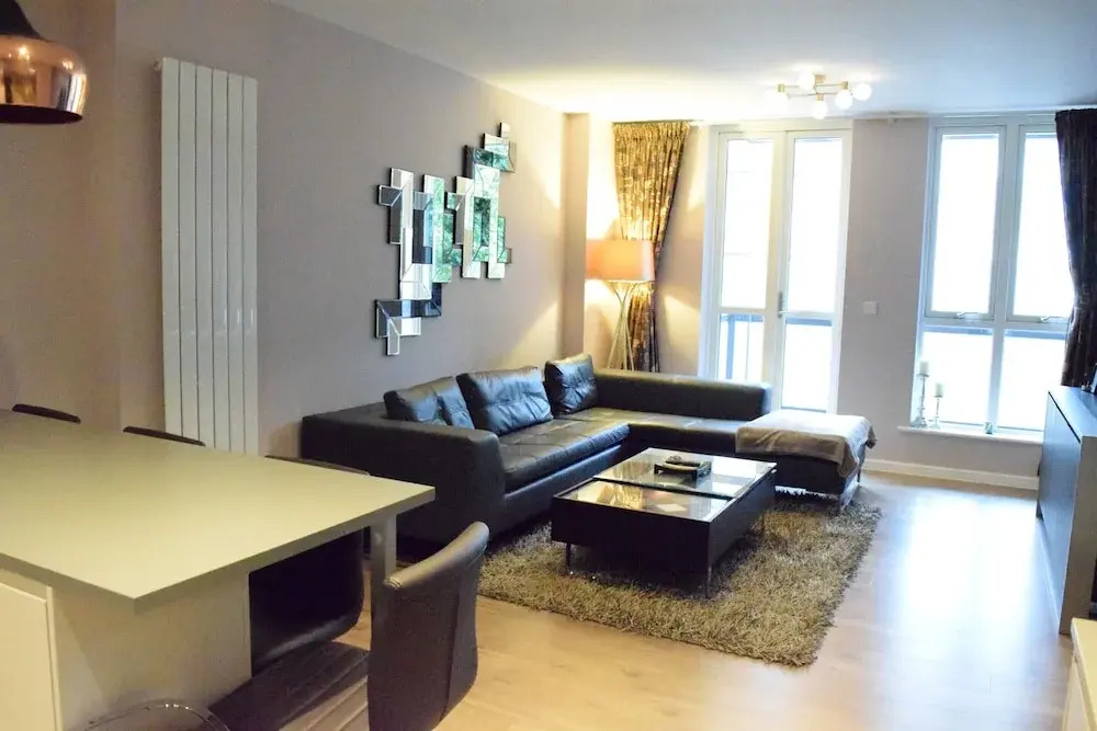 Modern 1 Bedroom Apartment With Balcony