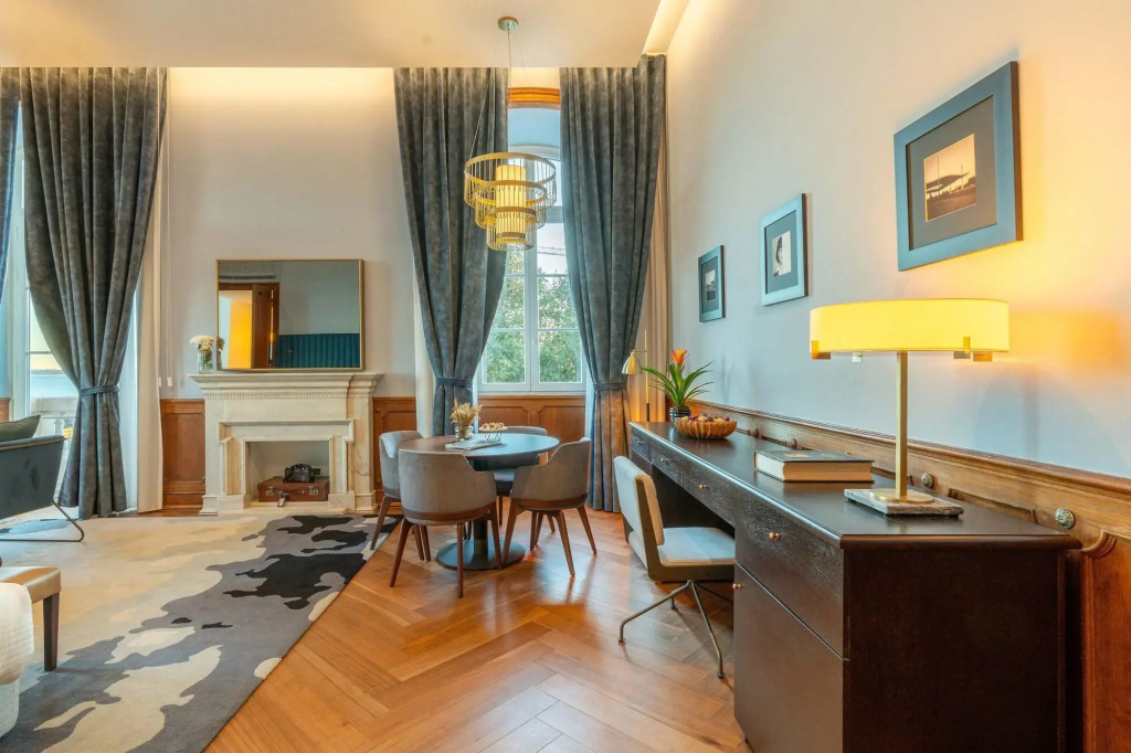 The Editory Riverside Hotel, an Historic Hotel