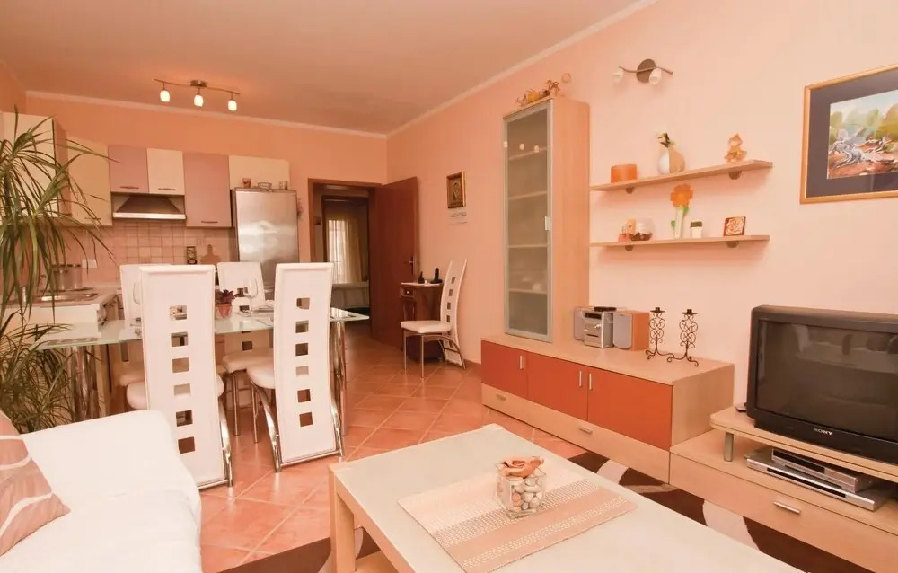 Nice Home in Porec With Wifi and 2 Bedrooms