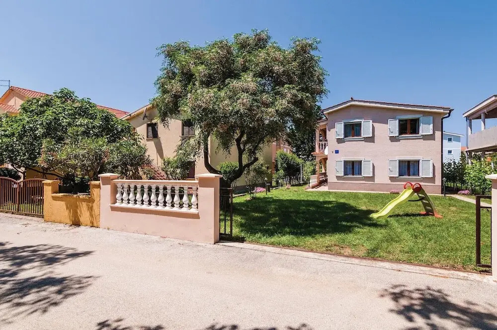 Amazing Home in Privlaka With 4 Bedrooms and Wifi