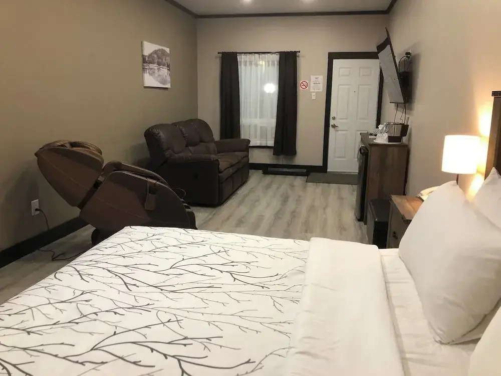 Motel 7 Inn & Suites