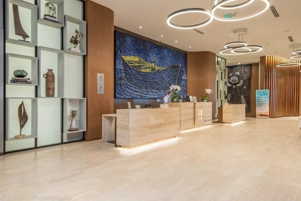 Hyde Beach House Luxury -resort 3 Bedroom Condo by RedAwning