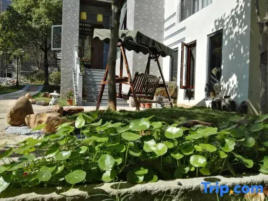 Wuyuan Fangzi Tea Homestay (Wuyuan High-speed Railway Station Xiangao Ancient City Branch)