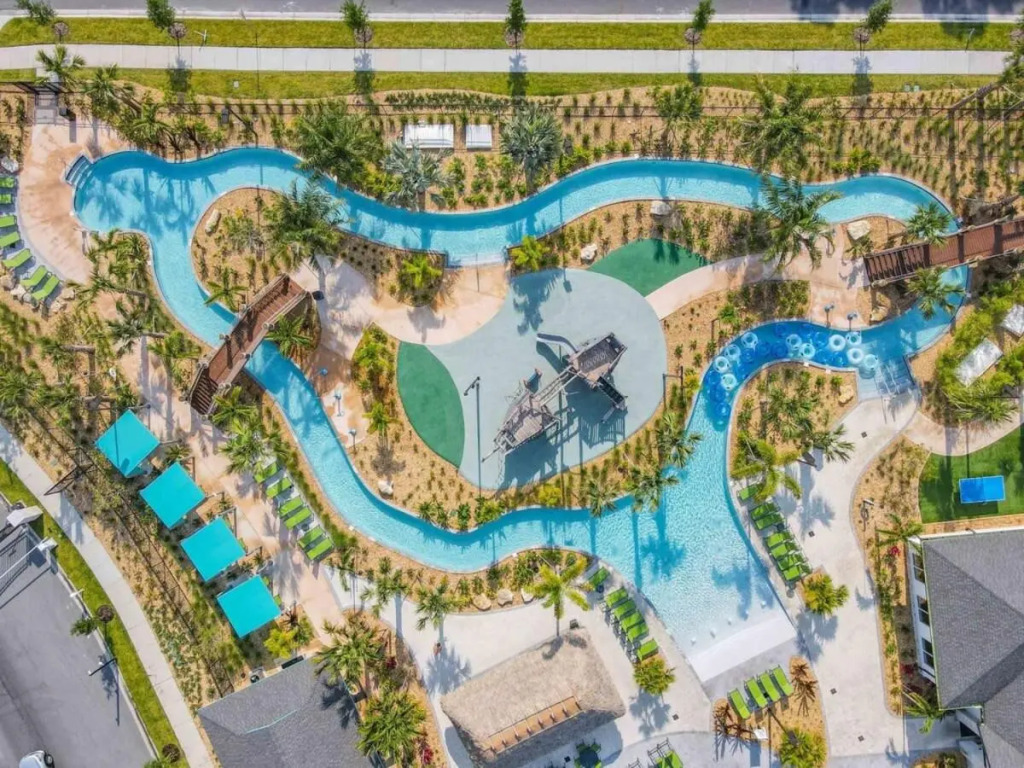 Vivid 2BR condo with free Waterpark at Storey Lake