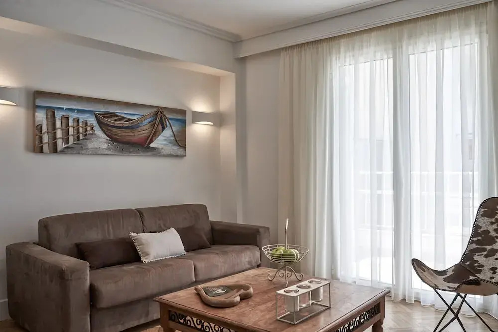 Marvelous n Bright Apartment next to Megaro Mousikis
