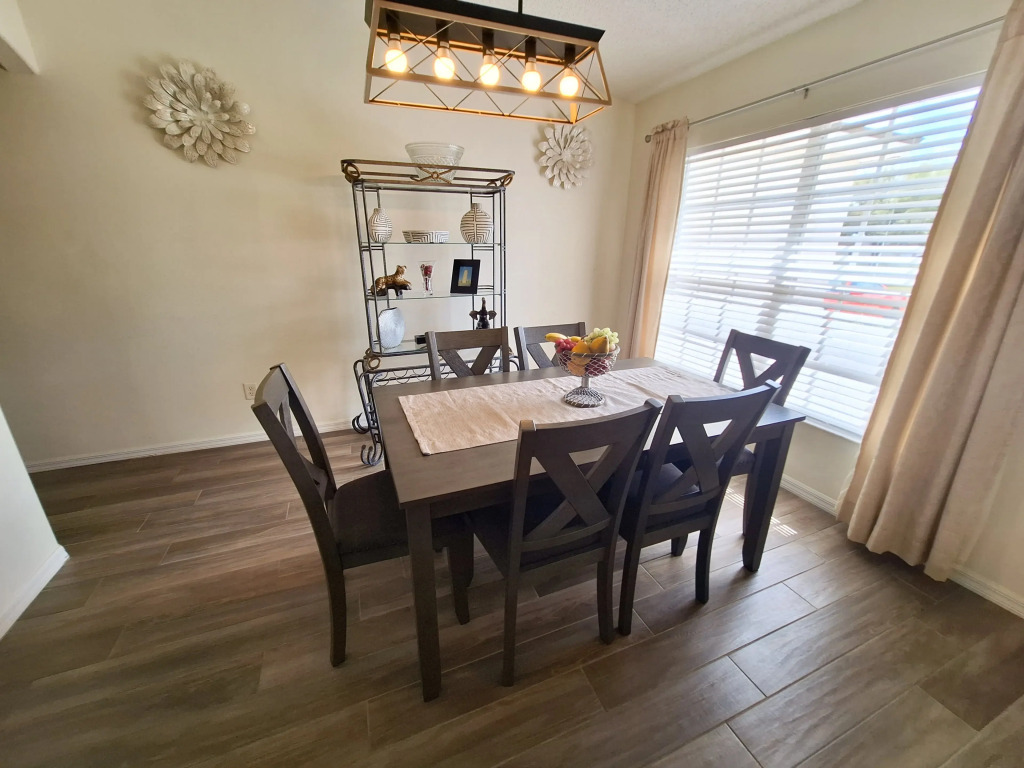 4 BED 3 BATH, OVERSIZED POOL AREA, GAMES ROOM, Clermont, US