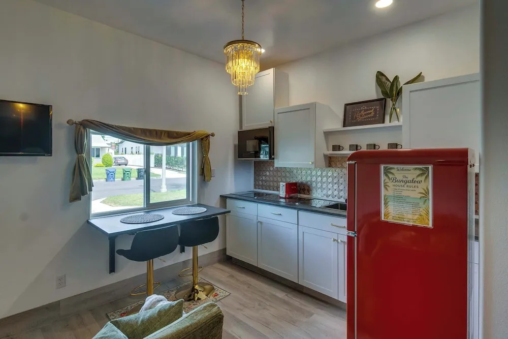 Great for Work! Chic & Cozy Los Angeles Unit
